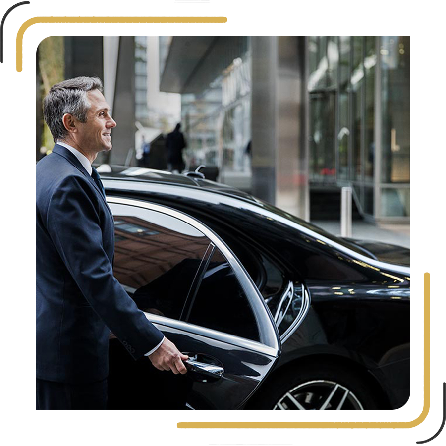 reservation-limousine-avec-chauffeur-prive-bruxelles Bruxelles. Belgique - 20 mars 2021 : Chauffeur avec assistant a rencontré l'homme d'affaires à l'aéroport de bruxelles. berline Mercedes de luxe. Jour de pluie